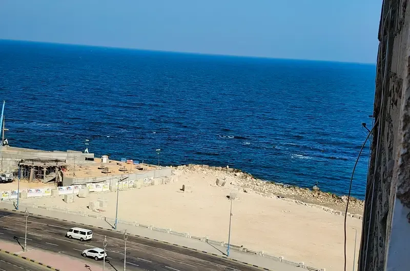 Furnished apartment for rent in Miami with a clear sea and corniche view