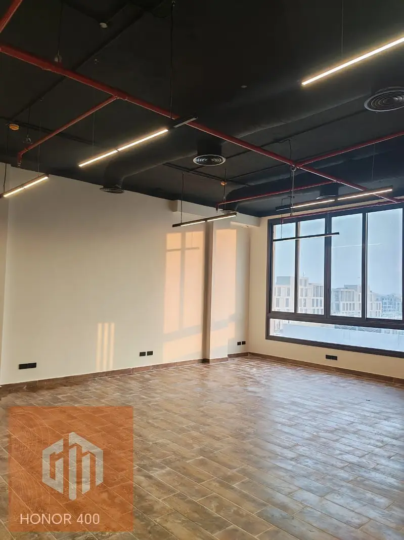 مكتب إداري 86م تشطيب كامل للإيجار في District 5 القاهرة الجديدة