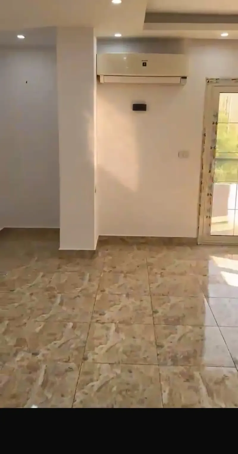 شقة للإيجار بالشيخ زايد الحي الثامن 240م
