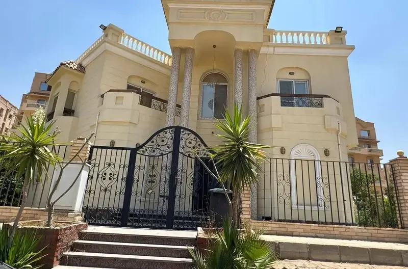 فيلا فاخرة مفروشة للإيجار في كمبوند الأندلس بالشروق