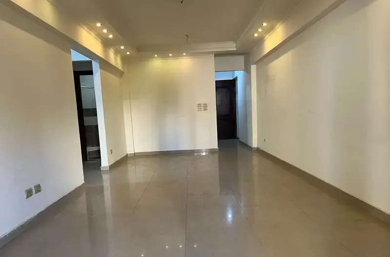 شقة ١٠٠م بالشاطبي، شارع بورسعيد، دور ٣