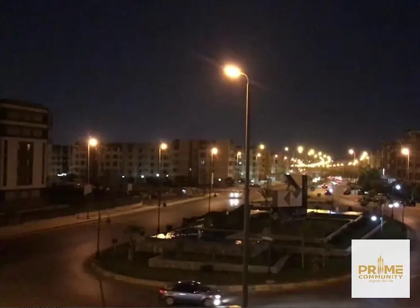 شقة للإيجار بالشيخ زايد الحي الثامن دور أرضي مرتفع