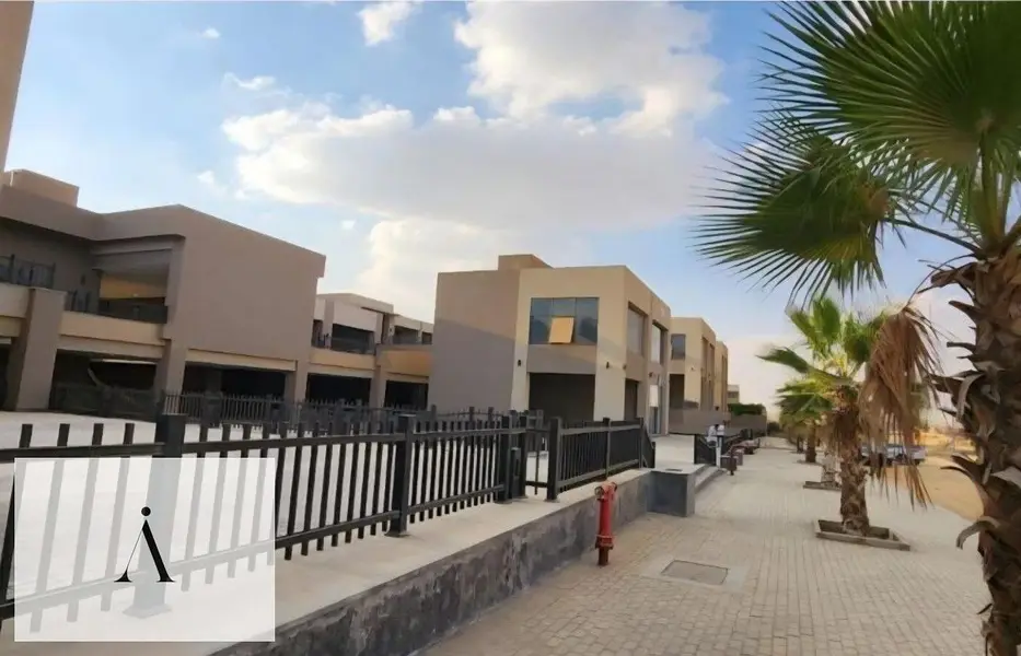 محل مطعم وكافيه للايجار 140م في جاردنز، مركز قطامية التجاري