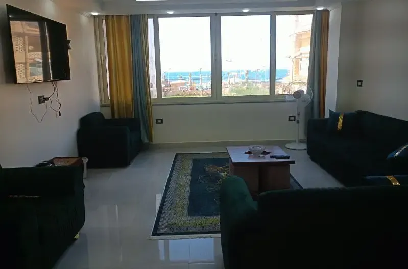 شاليه راقٍ على البحر بالمعمورة الشاطئ