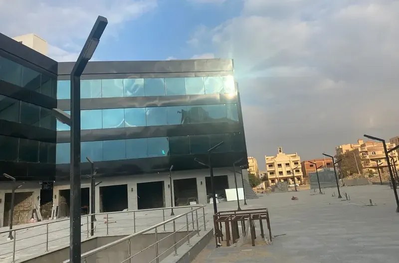 محل 42م في مول Raio بمنطقة خدمات البنفسج - التجمع الأول