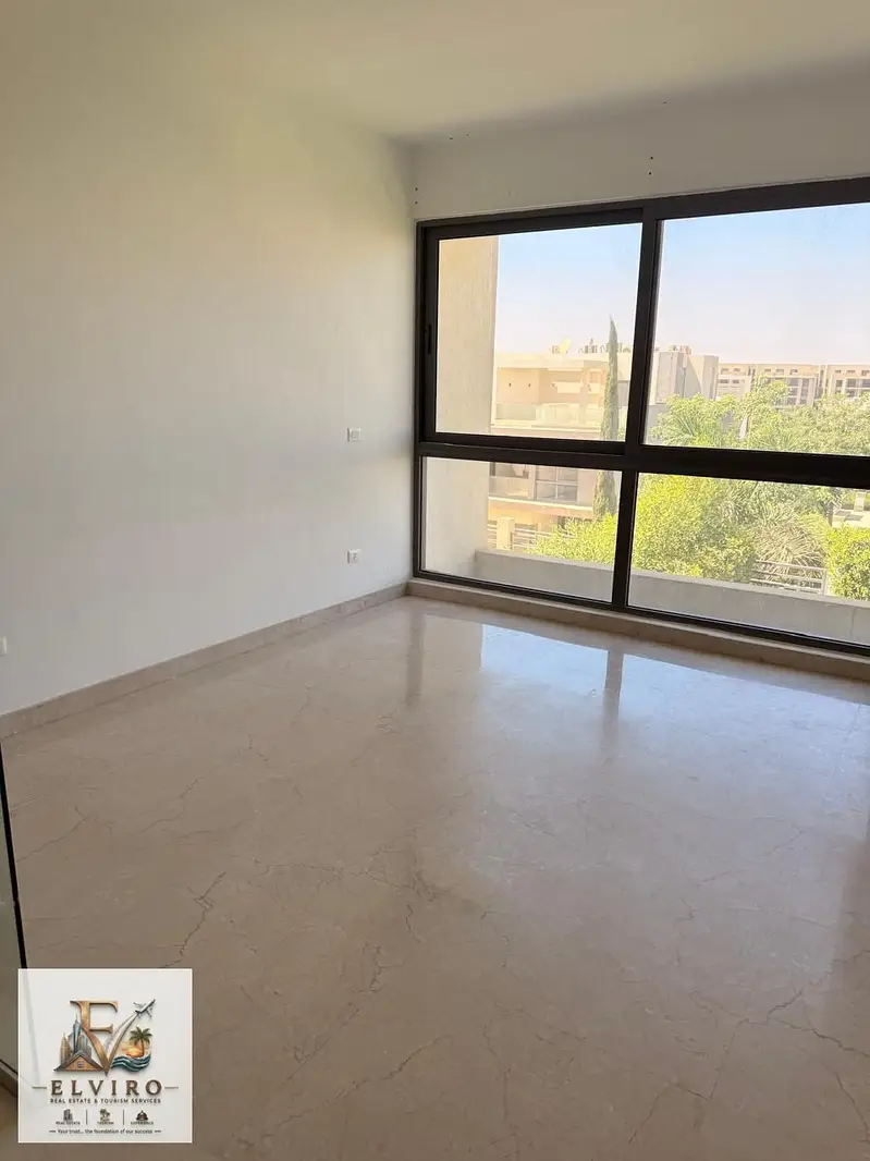 تاون هاوس كورنر مميز للإيجار في فيفث سكوير المراسم