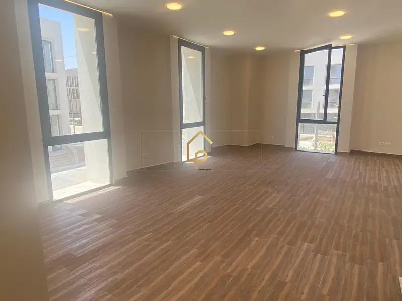 Office for rent in O West Compound, October