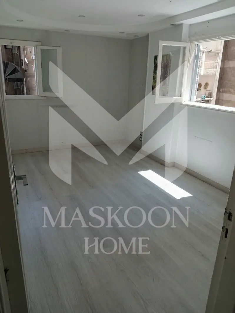 Office 80sqm for rent in Smouha, Bahaa El Din El Ghoury St., Super Lux finishing
