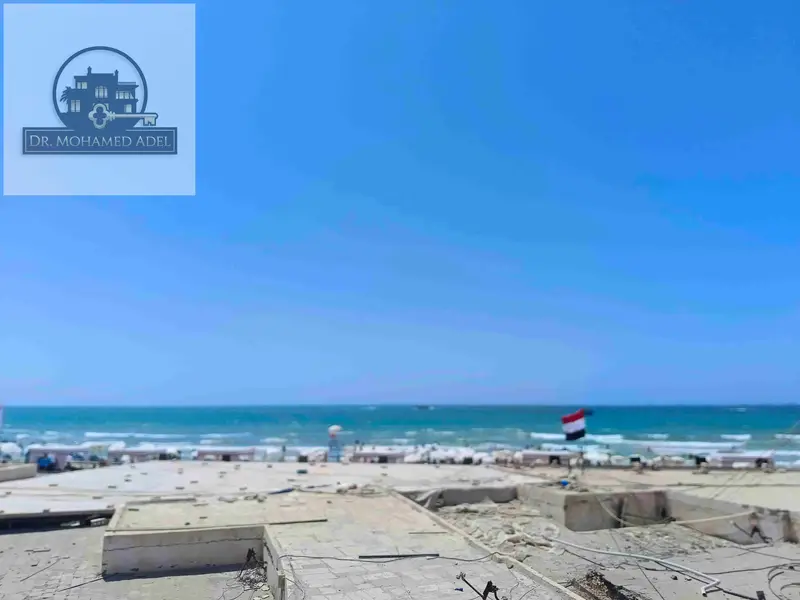شاليه أبيض فوق الميه على البحر مباشرة بمدخل خاص للشاطئ