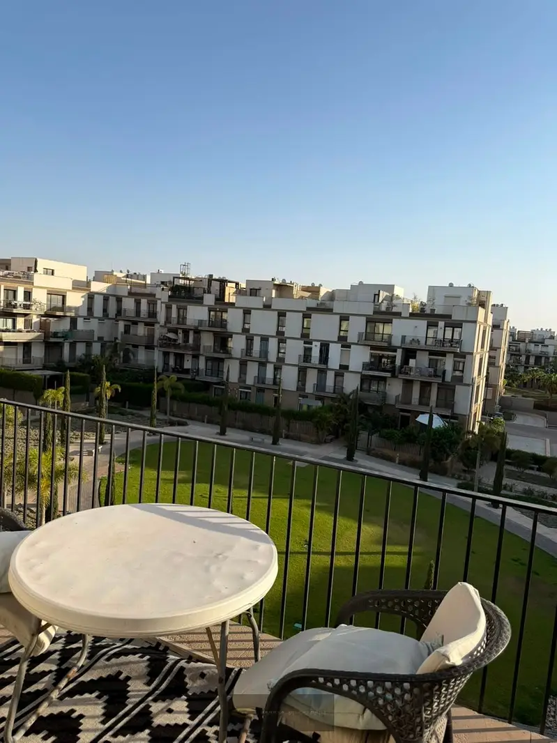 شقة مفروشة للإيجار في بيفرلي هيلز - Courtyard | الشيخ زايد
