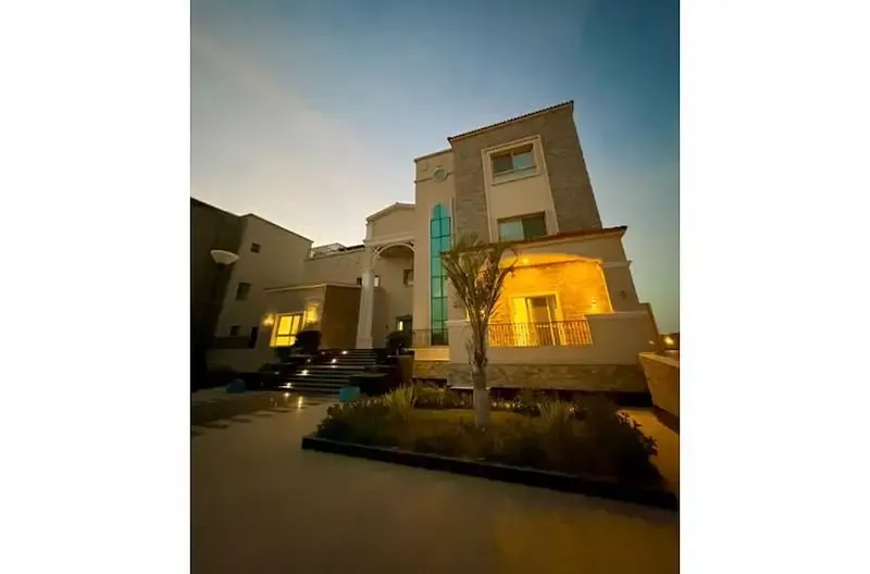 فيلا فاخرة 7 غرف نوم بمسبح خاص في مراسي