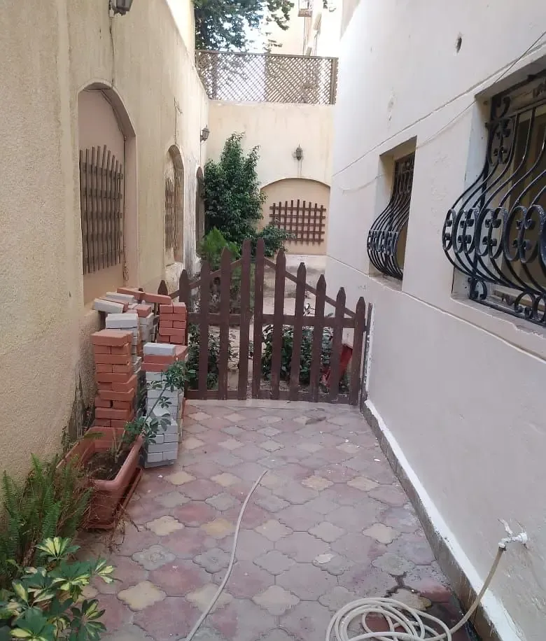 Basement apartment with private garden for rent in South Academy