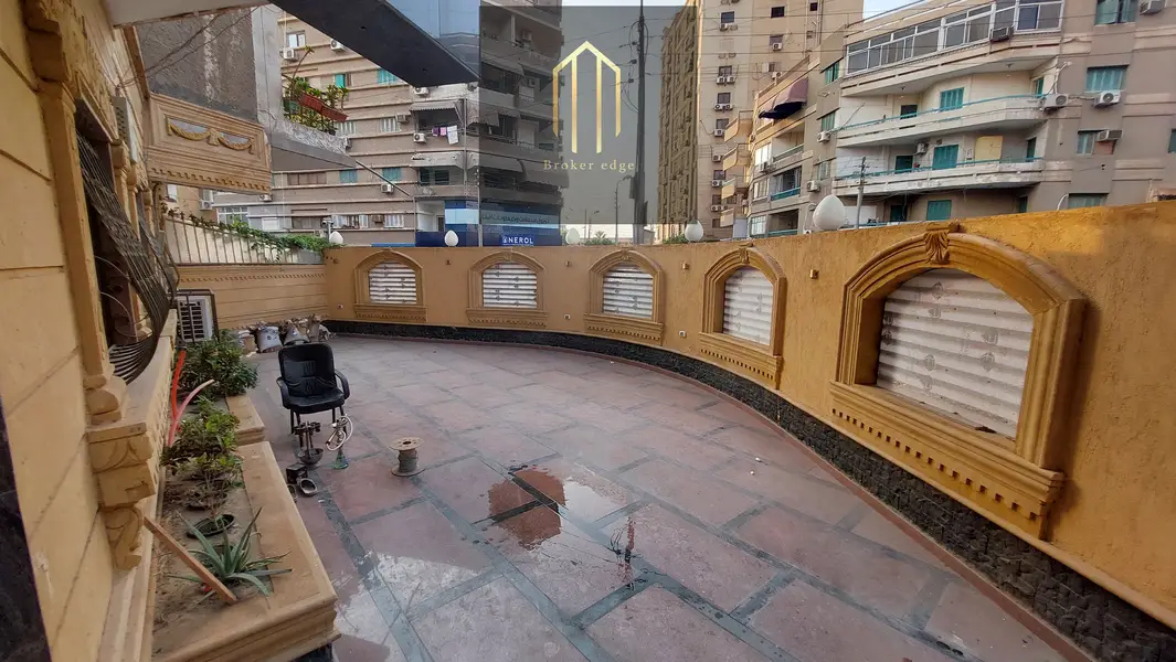 مكتب دور أرضي بمدخل خاص في مصر الجديدة