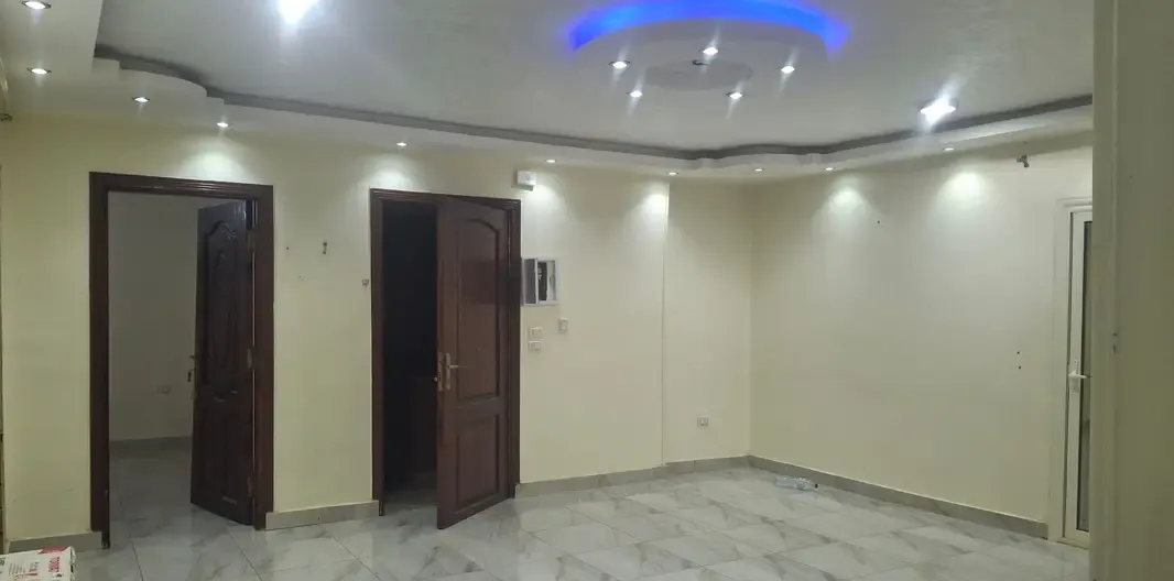 شقة روف للايجار 3 غرف بحي 2