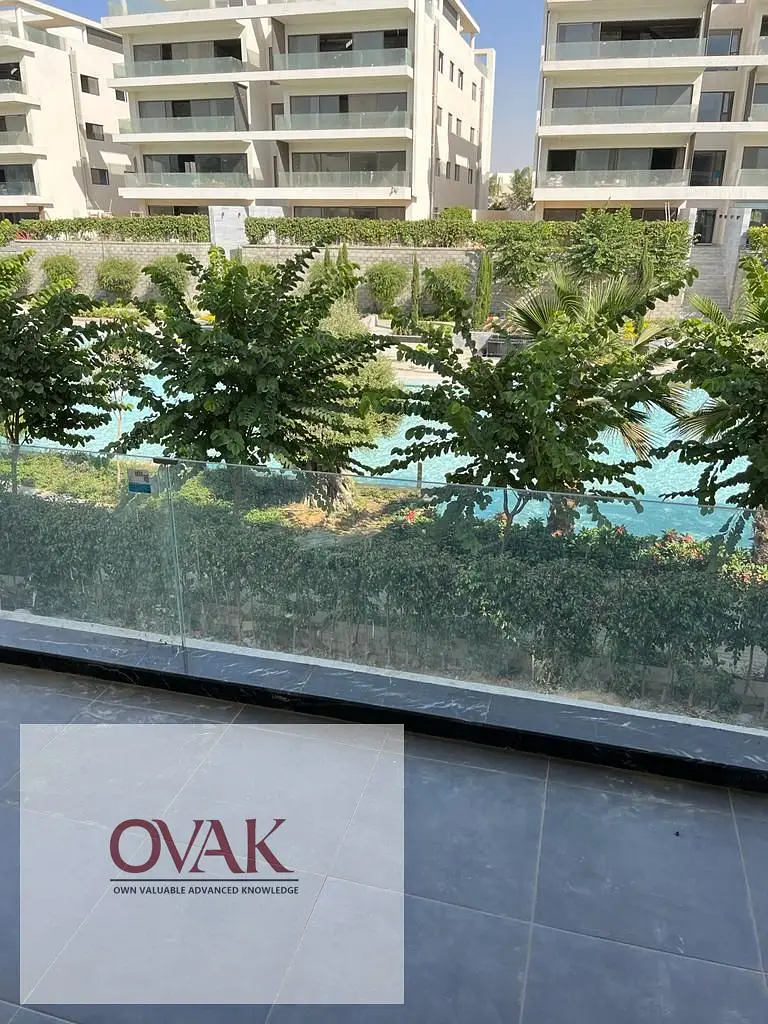 شقة أول سكن نصف مفروشة بالأجهزة للإيجار بكمبوند ليك فيو بالتجمع الخامس