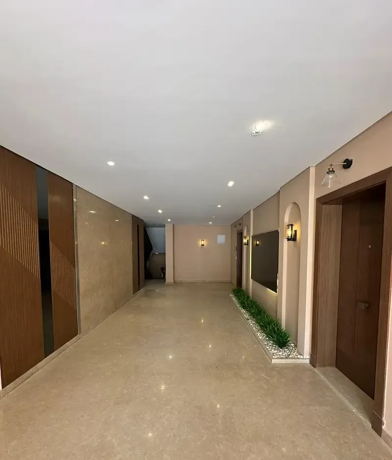 شقة أرضي بجاردن في كمبوند Village West بالشيخ زايد للإيجار